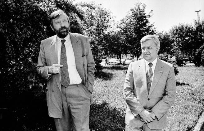 Jugoslawien, Belgrad, 01.07.1991. Archiv.: 28-16-25 Besuch Außenminister Genscher Foto: Milan Kucan, Präsident und Außenminister Dr. Dimitrij Rupel, von Slowenien Für Ihr Archiv! *** Yugoslavia, Belgrade, 01 07 1991 Archive 28 16 25 Visit Foreign Minister Genscher Photo Milan Kucan, President and Foreign Minister Dr Dimitrij Rupel, of Slovenia For your archive