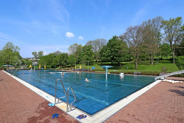 News Themen der Woche KW18 Dass Warmwasserfreibad in Kaan-Marienborn eroeffnet bei bestem Wetter und angenehmen milden Temperaturen die Badesaison. Warmwasserfreibad am 07.05.2022 in Siegen Deutschland. *** That warm water outdoor pool in Kaan Marienborn opens with best weather and pleasant mild temperatures the bathing season warm water outdoor pool on 07 05 2022 in Siegen Germany