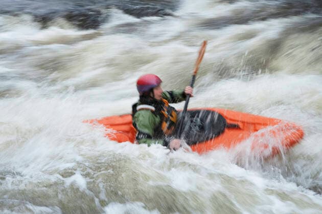 IMAGO Creative: Sport Dichotomien - Land und Wasser Man kayaking in river, model released, , 10022800.jpg, Outdoors,Day,Full Length,30-35 Years,Mid-Adult,Mid-Adult Man,Adventure,Water Sports,Motion Blur,Leisure Activities,One Person Only,Enjoyment,people,Adult,Man,Exhilaration,Water,Skill,Challenge,rapid,Paddle,Motion,Agility,Caucasian,action,Helmet,Struggle,Hard Hat,River,Kayak,Kayaking,Paddling,canoe,oar,personal watercraft,canoeing,whitewater, Scotland