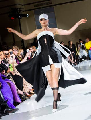(220507) -- TORONTO, May 7, 2022 -- A model presents a creation by Charles Lu during the 2022 Fashion Art Toronto event in Toronto, Canada, May 6, 2022. (Photo by Xinhua) CANADA-TORONTO-FASHION ART WEEK ZouxZheng 