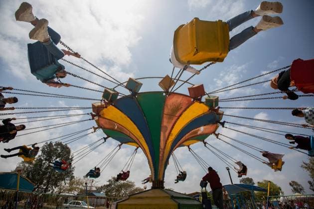 News Themen der Woche KW18 May 6, 2022, Khan Younis, Gaza Strip, Palestine: Gaza Strip, Palestine. May 4, 2022: Palestinians have fun at an amusement park during the Eid al-Fitr holidays in Khan Yunis, in the southern Gaza Strip. Relative calm is felt in Gaza at the end of the holy month of Ramadan despite the tension between Israeli forces and Palestinians during the Muslim holy month especially at Al-Aqsa compound in Jerusalem Khan Younis Palestine - ZUMAd99_ 20220506_zap_d99_003 Copyright: xYousefxMohammadx