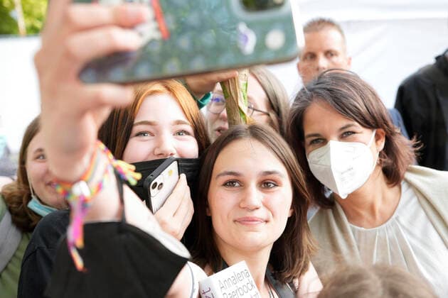News Themen der Woche KW18 News Bilder des Tages Wahlkampfveranstaltung von Buendnis90 GRUENE mit Aussenministerin Annalena Baerbock Aktuell, 07.05.2022, Koeln, Annalena Baerbock macht locker ein Selfie mit jungen Mädchen, Fans und Grupies bei einer Wahlkampfveranstaltung auf dem Koelner Heumarkt Koeln Nordrhein-Westfalen Deutchland *** Campaign event of Buendnis90 GRUENE with Foreign Minister Annalena Baerbock Current, 07 05 2022, Cologne, Annalena Baerbock makes a selfie with young girls, fans and Grupies at a campaign event at the Cologne Heumarkt Cologne North Rhine Westphalia Deutchland