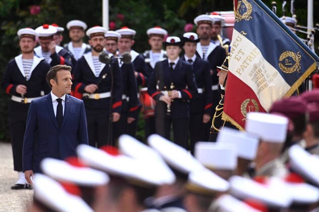 News Themen der Woche KW18 News Bilder des Tages (220507) -- PARIS, May 7, 2022 () -- French President Emmanuel Macron reviews the troops in the gardens of the Elysee Palace after the investiture ceremony in Paris, France, May 7, 2022. () FRANCE-PARIS-INVESTITURE CEREMONY Xinhua 