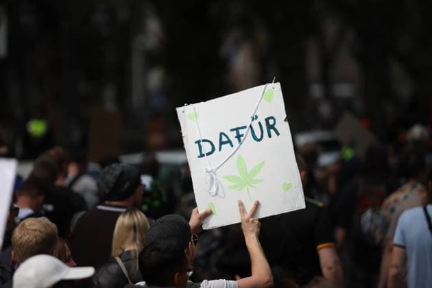 Global Marijuana March in Düsseldorf am 07.05.2022. Schild: Legalisiert es Meine Kerle. Anhänger und Sympathisanten der wohl beliebtesten grünblättrigen und gezackten Pflanze feierten fröhlich und friedlich den Global Marijuana March in Düsseldorf am 07.05.2022. * Pair of signs: Legalize it My Dudes. Supporters and sympathizers of the most popular green-leaved and serrated plant celebrated happily and joyfully the Global Marijuana March in Duesseldorf on May 07, 2022 Düsseldorf NRW Germany Copyright: xPieroxNigroxxxaal.photox