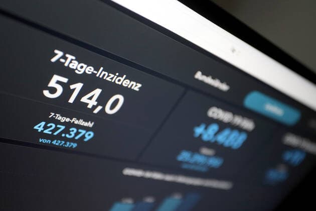 News Bilder des Tages Dashboard des RKI, die 7-Tage-Inzidenz liegt nun bei 514,0 7-Tage-Inzidenz, Dashboard des RKI auf einem Monitor am 08.05.2022 in Siegen Deutschland.
