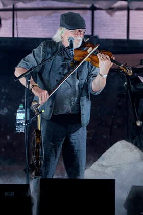 Peter David Sage von Santiano live bei einem Konzert der Wenn die Kälte kommt -Tour in der ZAG Arena. Hannover, 07.05.2022