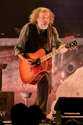 Hans-Timm Hinrichsen von Santiano live bei einem Konzert der Wenn die Kälte kommt -Tour in der ZAG Arena. Hannover, 07.05.2022