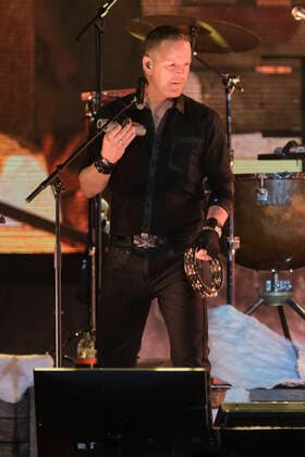 Axel Stosberg von Santiano live bei einem Konzert der Wenn die Kälte kommt -Tour in der ZAG Arena. Hannover, 07.05.2022