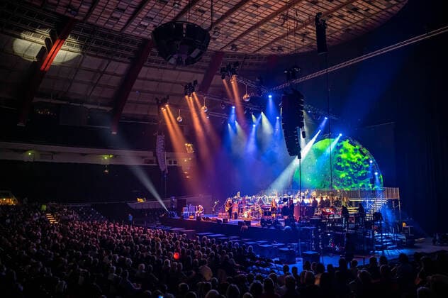Symphonic Floyd bring Pink Floyd Klassiker mit Orchester Symphonie Floyd spielt in der Dortmunder Westfalenhalle Hits von Pink Floyd. Die Hagener Band Green, bestehend zum Teil aus Musikern der Bands Extrabreit und Grobschnitt, bringt mit dem Philharmonischen Orchesters Hagen und Support durch den Philharmonischen Chor und durch einen Kinderchor bekannte Titel der Progessive- und Pschyedelic Rockband Pink Floyd auf die Bühne der fast ausverkauften Westfalenhalle. Dortmund Nordrhein-Westfalen Kreisfreie Stadt Deutschland