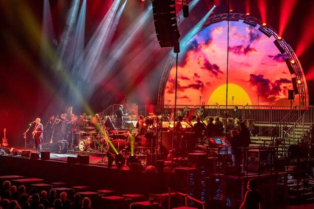 Symphonic Floyd bring Pink Floyd Klassiker mit Orchester Symphonie Floyd spielt in der Dortmunder Westfalenhalle Hits von Pink Floyd. Die Hagener Band Green, bestehend zum Teil aus Musikern der Bands Extrabreit und Grobschnitt, bringt mit dem Philharmonischen Orchesters Hagen und Support durch den Philharmonischen Chor und durch einen Kinderchor bekannte Titel der Progessive- und Pschyedelic Rockband Pink Floyd auf die Bühne der fast ausverkauften Westfalenhalle. Dortmund Nordrhein-Westfalen Kreisfreie Stadt Deutschland