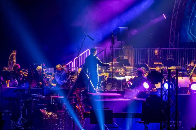 Symphonic Floyd bring Pink Floyd Klassiker mit Orchester Symphonie Floyd spielt in der Dortmunder Westfalenhalle Hits von Pink Floyd. Die Hagener Band Green, bestehend zum Teil aus Musikern der Bands Extrabreit und Grobschnitt, bringt mit dem Philharmonischen Orchesters Hagen und Support durch den Philharmonischen Chor und durch einen Kinderchor bekannte Titel der Progessive- und Pschyedelic Rockband Pink Floyd auf die Bühne der fast ausverkauften Westfalenhalle. Dortmund Nordrhein-Westfalen Kreisfreie Stadt Deutschland