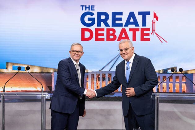 News Themen der Woche KW18 News Bilder des Tages ELECTION22 FEDERAL LEADERS DEBATE, Australian Prime Minister Scott Morrison (right) and Opposition Leader Anthony Albanese shake hands during the second leaders debate ahead of the federal election at Nine Studios in Sydney, Sunday, May 8, 2022. ( NO ARCHIVING, EDITORIAL USE ONLY, NO USE IN BOOKS WITHOUT CONSENT SYDNEY NSW AUSTRALIA  Copyright: xALEXxELLINGHAUSENx 20220508001656617562