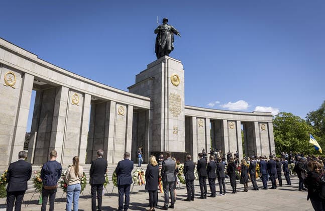 News Themen der Woche KW18 News Bilder des Tages Gedenkveranstaltung mit Kranzniederlegung am Sowjetischen Ehrenmal Tiergarten anlaesslich des Tages des Gedenkens und der Versoehnung sowie des 77. Jahrestags der Befreiung Europas vom Nationalsozialismus. Berlin Deutschland *** Memorial ceremony with wreath-laying at the Soviet Memorial Tiergarten on the occasion of the Day of Remembrance and Reconciliation and the 77th anniversary of the liberation of Europe from National Socialism Berlin Germany Copyright: xThomasxKoehler photothek.dex