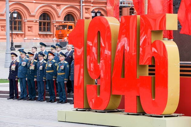 News Themen der Woche KW18 News Bilder des Tages MOSCOW, RUSSIA - MAY 8, 2022: Giant numbers 1945 are installed by the Tomb of the Unknown Soldier in Alexander Garden in central Moscow in the run-up to Victory Day marking the 77th anniversary of the victory over Nazi Germany in World War II. Sergei Karpukhin TASS  TS130356