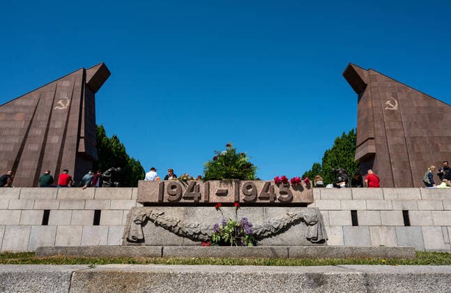 News Themen der Woche KW18 News Bilder des Tages Geschichte Architektur Kunst Tourismus Wetter Reisen Berlin 08.05.2022 77.Jahrestag Ende des 2.Weltkrieges SOWJETISCHES EHRENMAL TREPTOW 77.Jahrestag des Sieges über den deutschen Nationalsozialismus Das Sowjetische Ehrenmal im Treptower Park ist eine Gedenkstätte und zugleich Soldatenfriedhof im Treptower Park in Berlin. Die im Mai 1949 fertiggestellte Anlage wurde auf Weisung der Sowjetischen Militäradministration in Deutschland errichtet, um die im Zweiten Weltkrieg gefallenen Soldaten der Roten Armee zu ehren. Grosse Sicherheitsvorkehrungen der Polizei. Keine Ukrainischen oder Russischen Fahnen Keine Musik Berlin sowjetisches Ehrernmal Berlin Deutschland *** History Architecture Art Tourism Weather Travel Berlin 08 05 2022 77 Annivers