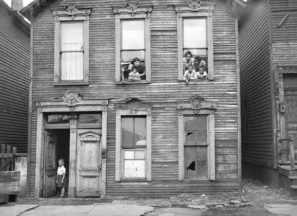 Archivbilder der Woche KW19 Group of People looking out of windows in rundown House, Chicago, Illinois, USA, Russell Lee, U.S. Office of War Information U.S. Farm Security Administration, April 1941  Copyright: xCircaxImagesx ghi-circa10874