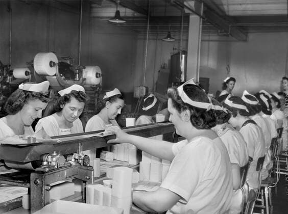 Female Workers wrapping butter by hand, Land O Lakes Processing Plant, Chicago, Illinois, USA, John Vachon, U.S. Office of War Information U.S. Farm Security Administration, June 1941  Copyright: xCircaxImagesx ghi-circa10899