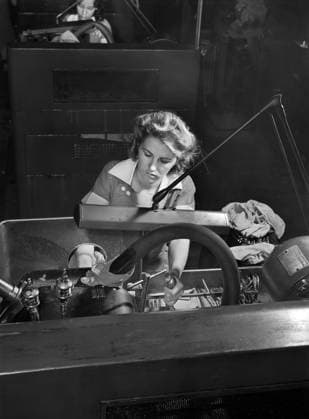 Woman working at Clearance-Grinding Machine, Republic Drill and Tool Company, Chicago, Illinois, USA, Ann Rosener, U.S. Office of War Information U.S. Farm Security Administration, August 1942  Copyright: xCircaxImagesx ghi-circa10929