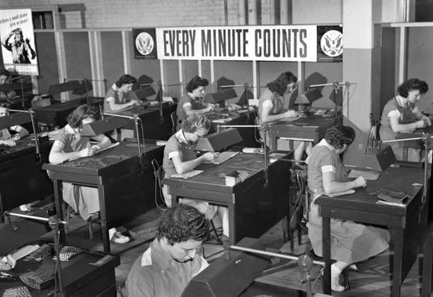 Group of Women working with Machines at Drill and Tool Factory, Republic Drill and Tool Company, Chicago, Illinois, USA, Ann Rosener, U.S. Office of War Information U.S. Farm Security Administration, August 1942  Copyright: xCircaxImagesx ghi-circa10930