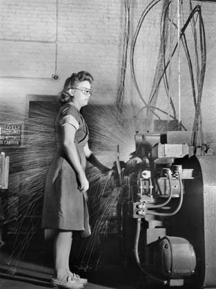 Woman welding Drills to its shanks, Republic Drill and Tool Company, Chicago, Illinois, USA, Ann Rosener, U.S. Office of War Information U.S. Farm Security Administration, August 1942  Copyright: xCircaxImagesx ghi-circa10931