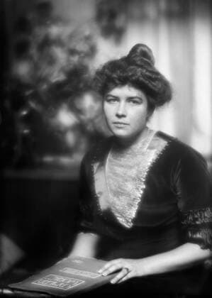 Dorothy Parker (1893-1967), American Poet, Writer and Satirist, half-length seated portrait, Arnold Genthe, 1912  Copyright: xCircaxImagesx ghi-circa11002