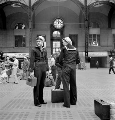 Sailors waiting for Train, Pennsylvania Railroad Station, New York City, New York, USA, Marjory Collins, U.S. Office of War Information U.S. Farm Security Administration, August 1942  Copyright: xCircaxImagesx ghi-circa11117