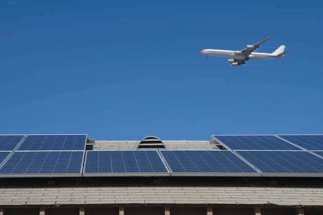 IMAGO Nature: Unsere Erde, Energiequellen, Photovoltaik Aeroplane and rooftop with solar array Inglewood Los Angeles California , property released, , 10132228.jpg, Outdoors,Day,Low Angle View,Clear Sky,Summer,Travel,Blue Sky,Sky,Transportation,Nobody,Blue,Usa,Building Exterior,outside,Roof,copyspace,Alternative Energy,On The Move,futuristic,Aeroplane,Environmental issues,California,Los Angeles,fuel and power generation,GREEN ISSUES,Solar energy,Solar panel,solar power,array,photovoltaic,Inglewood,Passenger Jet, Palm Springs