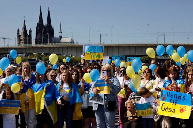News Themen der Woche KW18 News Bilder des Tages Demonstranten verteilen blaue und gelbe Luftballons zum Gedenken an getötete Kinder im Ukraine-Konflikt - im Hintergrund der Kölner Dom. Zu der Pro-Ukraine-Demonstration unter dem Motto Solidarität mit der Ukraine hat der Verein Blau-Gelbes Kreuz e.V. bis zu 10000 Teilnehmer angemeldet. Von der Deutzer Werft wollen die Teilnehmer durch die Innenstadt bis zum Heumarkt ziehen, wo eine Abschlusskundgebung geplant ist. Köln, 08.05.2022 NRW Deutschland *** Demonstrators distribute blue and yellow balloons in memory of children killed in the Ukraine conflict in the background the Cologne Cathedral For the Pro Ukraine demonstration under the motto Solidarity with Ukraine, the association Blue Yellow Cross e V has registered up to 10000 parti Copyright: xChristophxHardtx