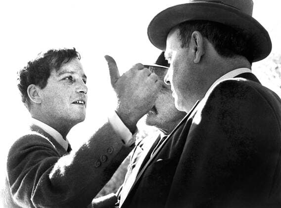 Richard Dreyfuss (left), on-set of the Film, The Apprenticeship of Duddy Kravitz , Paramount Pictures, Astral Films, 1974  Copyright: xJTxVintagex jtv015021