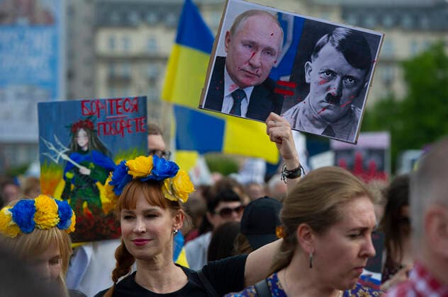 News Themen der Woche KW18 News Bilder des Tages May 8, 2022, Warsaw, Warsaw, Poland: A woman holds a sign depicting Russia s President Vladimir Putin and Adolf Hitler as she takes part in a solidarity rally with Ukraine on May 8, 2022 in Warsaw, Poland. Around a few thousands of Ukrainians living in Poland and their supporters marched through the centre of Warsaw, on the day that marks the 72nd day of Russian invasion of Ukraine, to protest against the war and underline that Russian since day one of the invasion has not achieved any victory. On the same day people in Ukraine celebrate UkraineÃ¢â‚¬â ¢s Day of Remembrance and Reconciliation. Warsaw Poland - ZUMAk156 20220508_zip_k156_017 Copyright: xAleksanderxKalkax