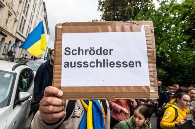 May 8, 2022, Munich, Bavaria, Germany: Members of the Russian opposition to the Putin regime, as well as Ukrainians, organized at least two separate demos in Munich to protest the war and war crimes taking place and to demand an embargo of Russian oil and gas. The demos coincided with with the May 8th 9th Victory Day celebrations and the one planned by pro-Putin Russians the next day. Munich Germany - ZUMAb160 20220508_zbp_b160_039 Copyright: xSachellexBabbarx