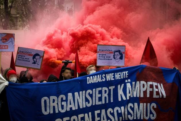 Demo zum Tag der Befreiung in München Ca. 300 Menschen versammelten sich am 8. Mai 2022 in München, dem 77. Jahrestag der Befreiung Deutschlands vom Nationalsozialimus und dem Kriegsende. Sie demonstrierten gegen rechtsextreme Strukturen in den Sicherheitsbehörden, die AfD und Querdenken. * 300 people gathered to a demonstration on May 8 2022, the 77th anniversary of the liberation of Germany from fascism and the end of World War II. They protested against extreme right structures in the German army and police, the AfD and lateral thinkers. München Bayern Deutschland Copyright: xLeoxSchöwerlingxxxaal.photox