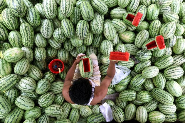 Bilder des Jahres 2022, News 05 Mai News Themen der Woche KW18 News Bilder des Tages May 8, 2022, Tongi, Gazipur, Bangladesh: A vendor is selling watermelons in the scorching heat of summer. Tongi Bangladesh - ZUMAk174 20220508_zip_k174_001 Copyright: xSyedxMahabubulxKaderx