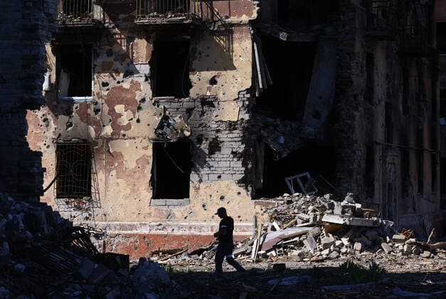 News Themen der Woche KW18 News Bilder des Tages MARIUPOL, UKRAINE - MAY 8, 2022: An apartment block damaged in shelling in the port city of Mariupol. The Russian Armed Forces are carrying out a special military operation in Ukraine in response to requests from the leaders of the Donetsk People s Republic and Lugansk People s Republic for help. Peter Kovalev TASS  TS130478