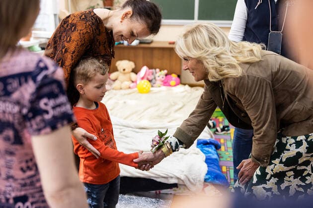 News Themen der Woche KW18 News Bilder des Tages First Lady of the United States Jill Biden meets with First Lady of Ukraine Olena Zelenska in Uzhhorod, Ukraine, on May 8, 2022, at a school housing internally displaced persons, particularly from the Chernihiv region. Mrs. Biden is on a tour of Eastern Europe, having already visited Slovakia and Romania. Photo via Ukrainian Presidential Press Office  WAX2022050807 UKRAINIANxPRESIDENTIALxPRESSxOFF