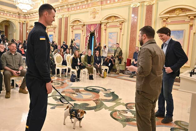 May 8, 2022, Kyiv, Ukraine: Ukrainian President Volodymyr Zelenskyy, presents a medal to Patron, a beagle dog who detects land mines and teaches children about mine safety as Canadian Prime Minister Justin Trudeau, right, looks on at Mariinsky Palace, May 8, 2022 in Kyiv, Ukraine. Kyiv Ukraine - ZUMAp138 20220508_zaa_p138_091 Copyright: xUkrainexPresidency UkrainexPresix