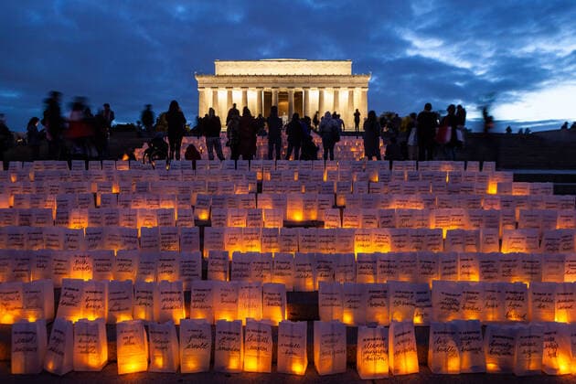 Bilder des Jahres 2022, News 05 Mai News Themen der Woche KW18 News Bilder des Tages Mother s Day Luminaria at the Lincoln Memorial Hundreds of people attend empowerHER s Mother s Day Luminaria installation at the Lincoln Memorial. Paper bags, each bearing the name of a loved one and a candle, cover the steps in front of the memorial at just after sunset. The bags are a fundraiser for empowerHER, a mentoring organzation for girls who have lost their mothers. Washington DC United States  Copyright: xAllisonxBaileyx originalFilename: bailey-mothersd220508_npr4g.jpg