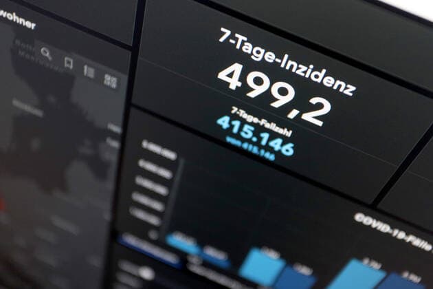 Dashboard des RKI, die 7-Tage-Inzidenz liegt nun bei 499,2 7-Tage-Inzidenz, Dashboard des RKI auf einem Monitor am 09.05.2022 in Siegen Deutschland.