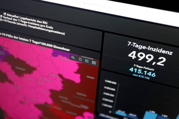 Dashboard des RKI, die 7-Tage-Inzidenz liegt nun bei 499,2 7-Tage-Inzidenz, Dashboard des RKI auf einem Monitor am 09.05.2022 in Siegen Deutschland.