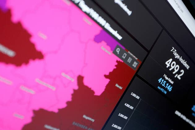 Dashboard des RKI, die 7-Tage-Inzidenz liegt nun bei 499,2 7-Tage-Inzidenz, Dashboard des RKI auf einem Monitor am 09.05.2022 in Siegen Deutschland.