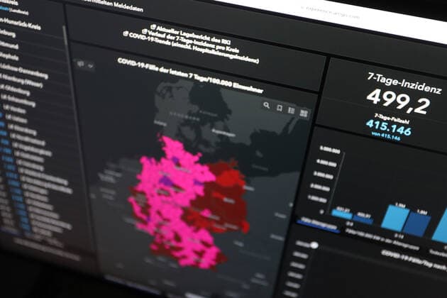 Dashboard des RKI, die 7-Tage-Inzidenz liegt nun bei 499,2 7-Tage-Inzidenz, Dashboard des RKI auf einem Monitor am 09.05.2022 in Siegen Deutschland.