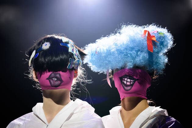 Entertainment Bilder des Tages AUSTRALIAN FASHION WEEK, Performers pose backstage ahead of the Injury Show at Australian Fashion Week 2022 in Sydney, Monday, May 9, 2022. ( NO ARCHIVING, EDITORIAL USE ONLY, NO USE IN BOOKS WITHOUT CONSENT SYDNEY NSW AUSTRALIA  Copyright: xJAMESxGOURLEYx 20220509001656984418