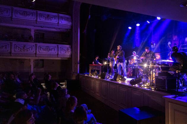 Gregor Meyle live bei einem Konzert seiner Unplugged Tour im Kaisersaal. Erfurt, 08.05.2022