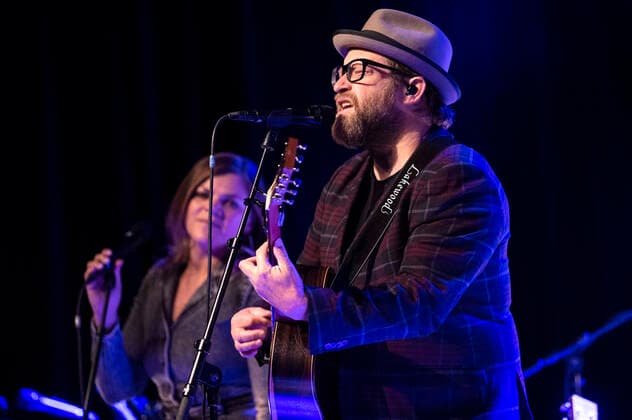 Gregor Meyle live bei einem Konzert seiner Unplugged Tour im Kaisersaal. Erfurt, 08.05.2022