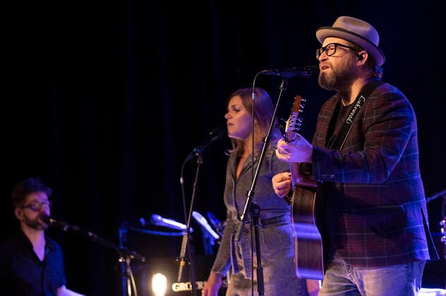 Gregor Meyle live bei einem Konzert seiner Unplugged Tour im Kaisersaal. Erfurt, 08.05.2022