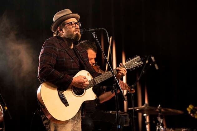 Gregor Meyle live bei einem Konzert seiner Unplugged Tour im Kaisersaal. Erfurt, 08.05.2022