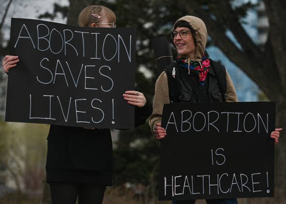 Alberta Pro-CHoice Activists Stand In Solidarity Of US Abortion Rights Activists hold Pro-Choice posters. Local pro-Choice activists gathered at the Alberta Legislature in solidarity with US women to protest in defense of abortion rights. On Sunday, May 8, 2022, in Edmonton, Alberta, Canada. Edmonton Canada  Copyright: xArturxWidakx originalFilename: widak-albertap220508_npgaN.jpg