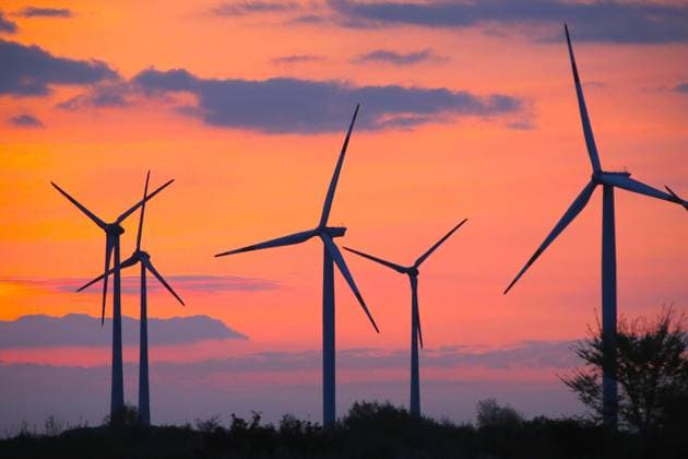 Blick am Sonnabend (07.05.2022) auf Windräder nahe der Stadt Grimmen (Landkreis Vorpommern Rügen). Die erneuerbaren Energien werden in den kommenden Jahren eine immer größere Rolle spielen. Damit verbunden wird auch die Zahl der Windräder weiter zunehmen. Bereits jetzt gibt es Pläne, die Genehmigungsverfahren zu vereinfachen. *** View on Saturday 07 05 2022 at wind turbines near the town of Grimmen County Western Pomerania Rügen The renewable energies will play an increasingly important role in the coming years Associated with this, the number of wind turbines will also continue to increase Already now there are plans to simplify the approval procedures