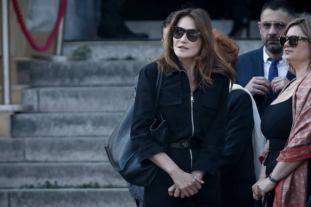 Entertainment Bilder des Tages News Bilder des Tages Carla Bruni NEWS : Obseques de la chanteuse Regine au Pere-Lachaise - 09 05 2022 AurelienMorissard Panoramic 