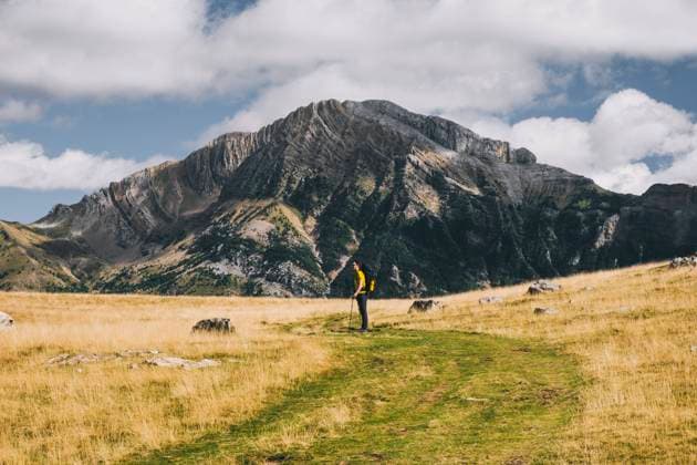 IMAGO Creative: Fit durch den Herbst Happy man wearing yellow and a backpack admiring the mountains beauty. Piedrafita de Jaca, Aragón, Spain CR_JALO211215-885069-01 ,model released, Symbolfoto